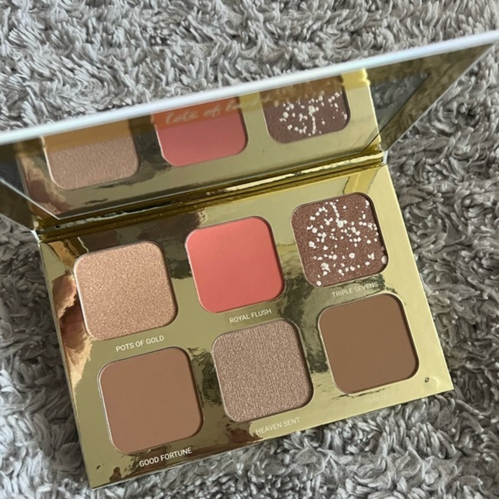 True + luscious lucky glow palette